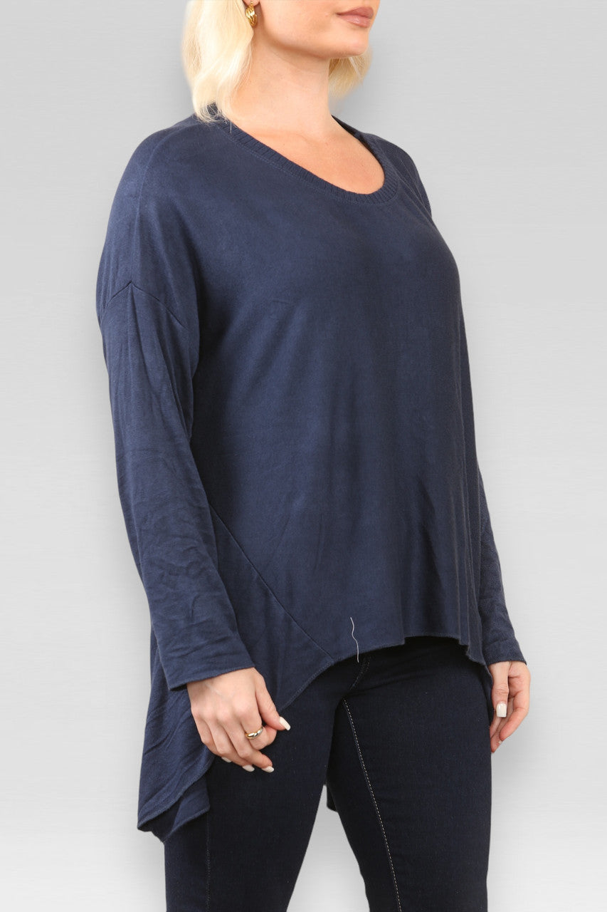 TRUI MET FIJNE STEEK, VALLENDE RUG EN KETTING MARINEBLAUW