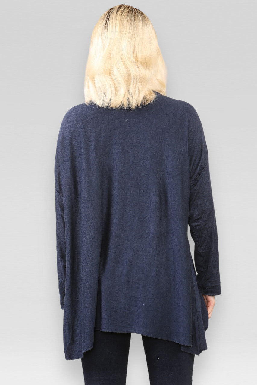 TRUI MET FIJNE STEEK, VALLENDE RUG EN KETTING MARINEBLAUW