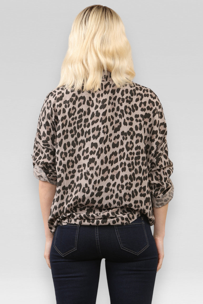 BLOUSE MET LUIPAARDPRINT EN STRIKSLUITING TAUPÉ