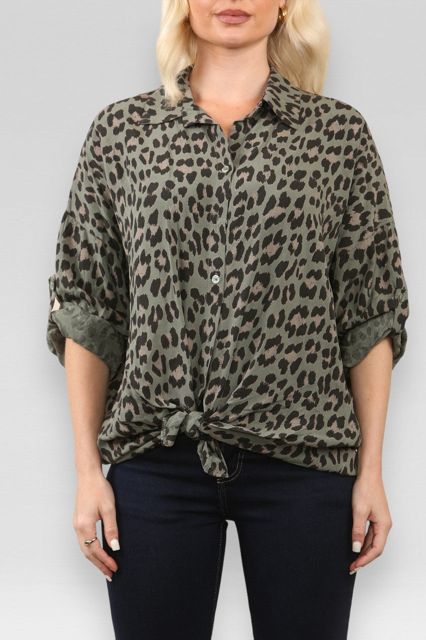 BLOUSE MET LUIPAARDPRINT EN STRIKSLUITING KAKI