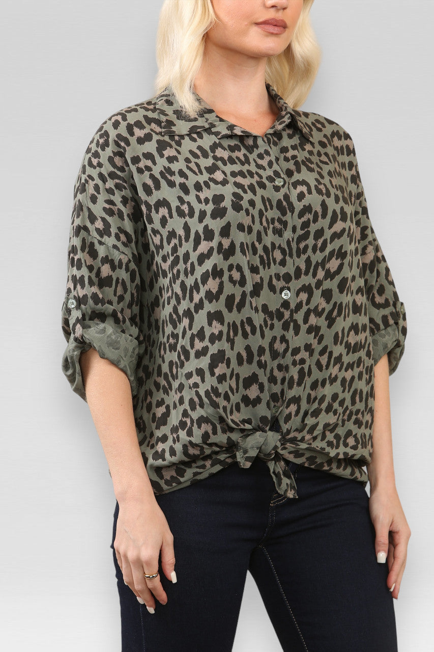 BLOUSE MET LUIPAARDPRINT EN STRIKSLUITING KAKI