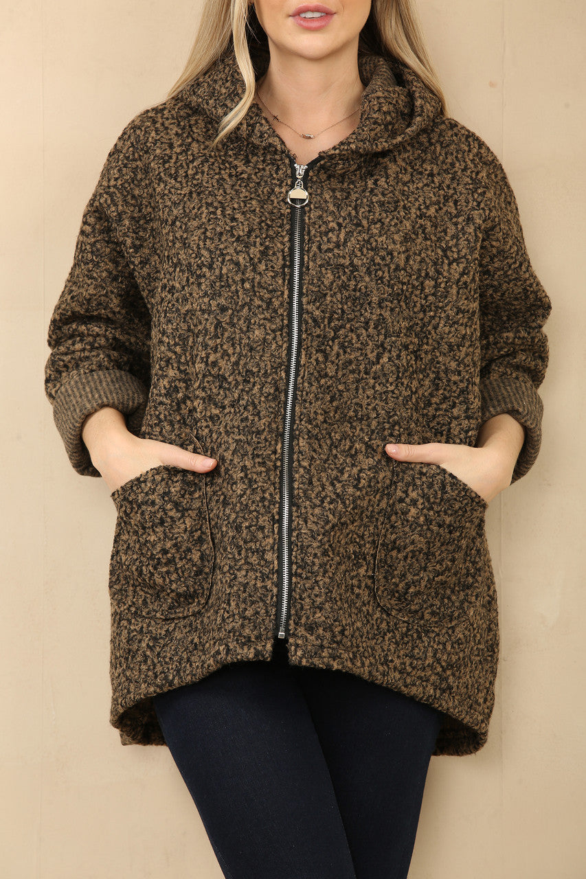 JAS MET CAPUCHON VAN ZACHTE WOLMIX MET RITS EN GESPEN TAUPE
