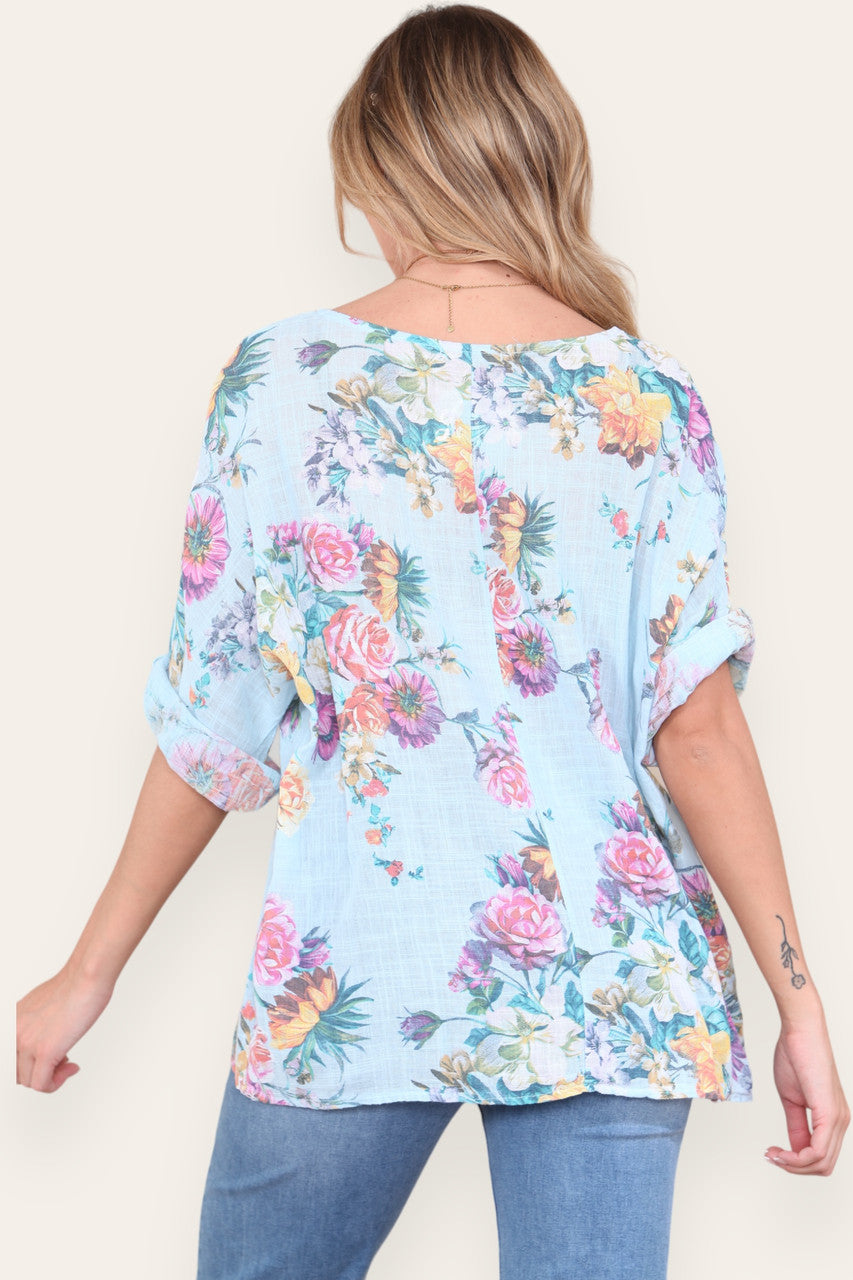 TOP MET BLOEMENMIXPRINT LICHTBLAUW