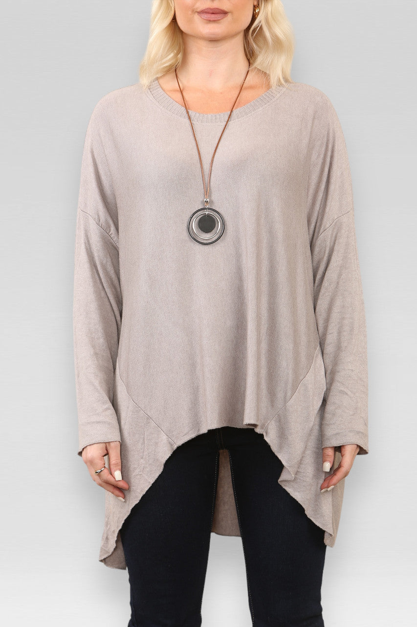 FIJNGEBREIDE TOP MET VERLAAGDE RUG EN KETTING TAUPE