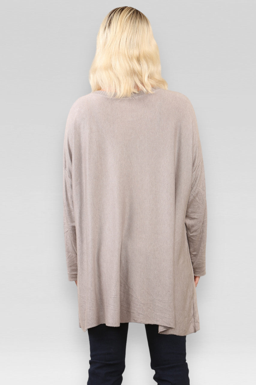 FIJNGEBREIDE TOP MET VERLAAGDE RUG EN KETTING TAUPE