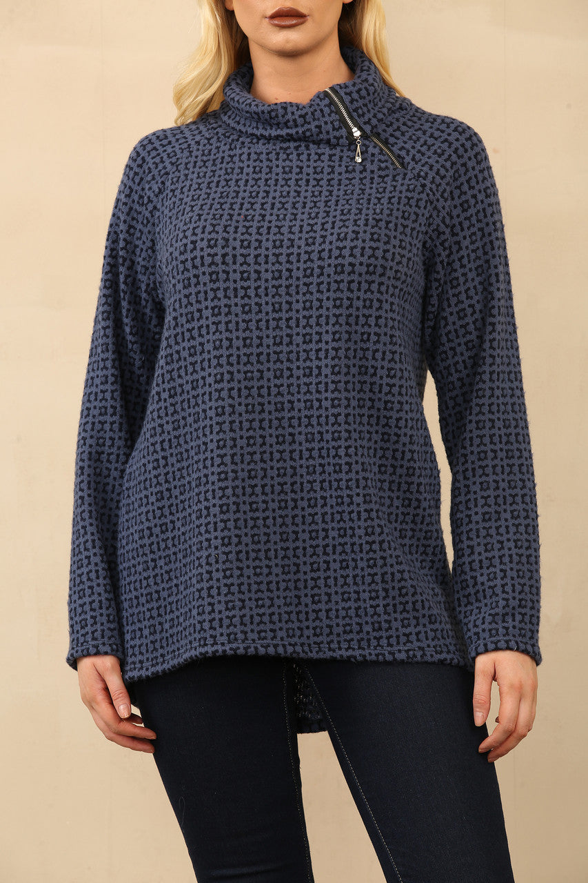 BEDRUKTE GEBREIDE TRUI MET RITS EN HALS DENIM