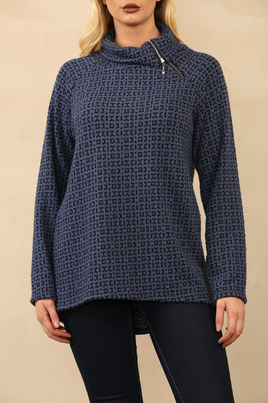 BEDRUKTE GEBREIDE TRUI MET RITS EN HALS DENIM