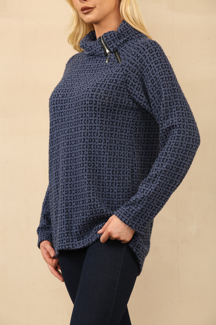 BEDRUKTE GEBREIDE TRUI MET RITS EN HALS DENIM