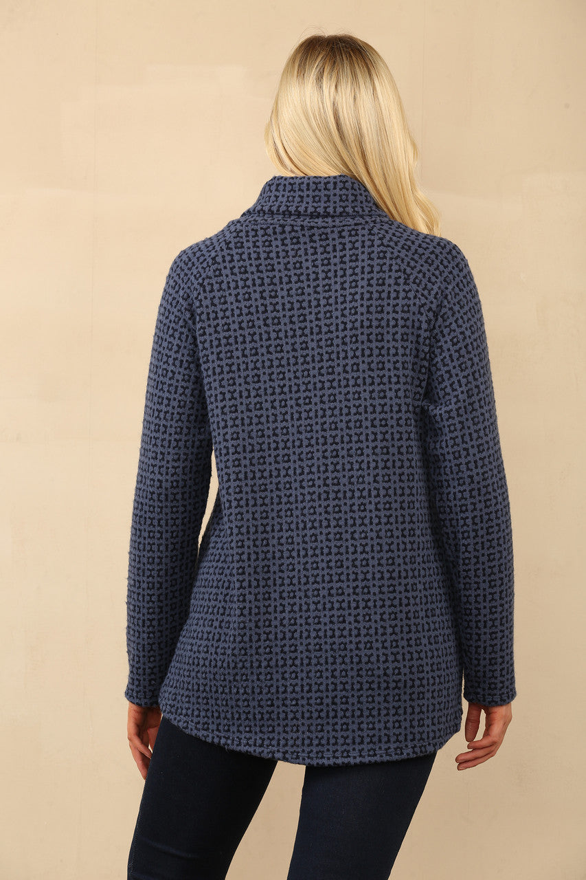 BEDRUKTE GEBREIDE TRUI MET RITS EN HALS DENIM
