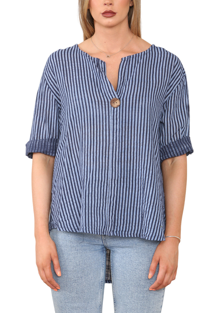 TOP MET GROOTVADERKRAAG EN KNOPENSLUITING MET STREEPJESPRINT MARINEBLAUW