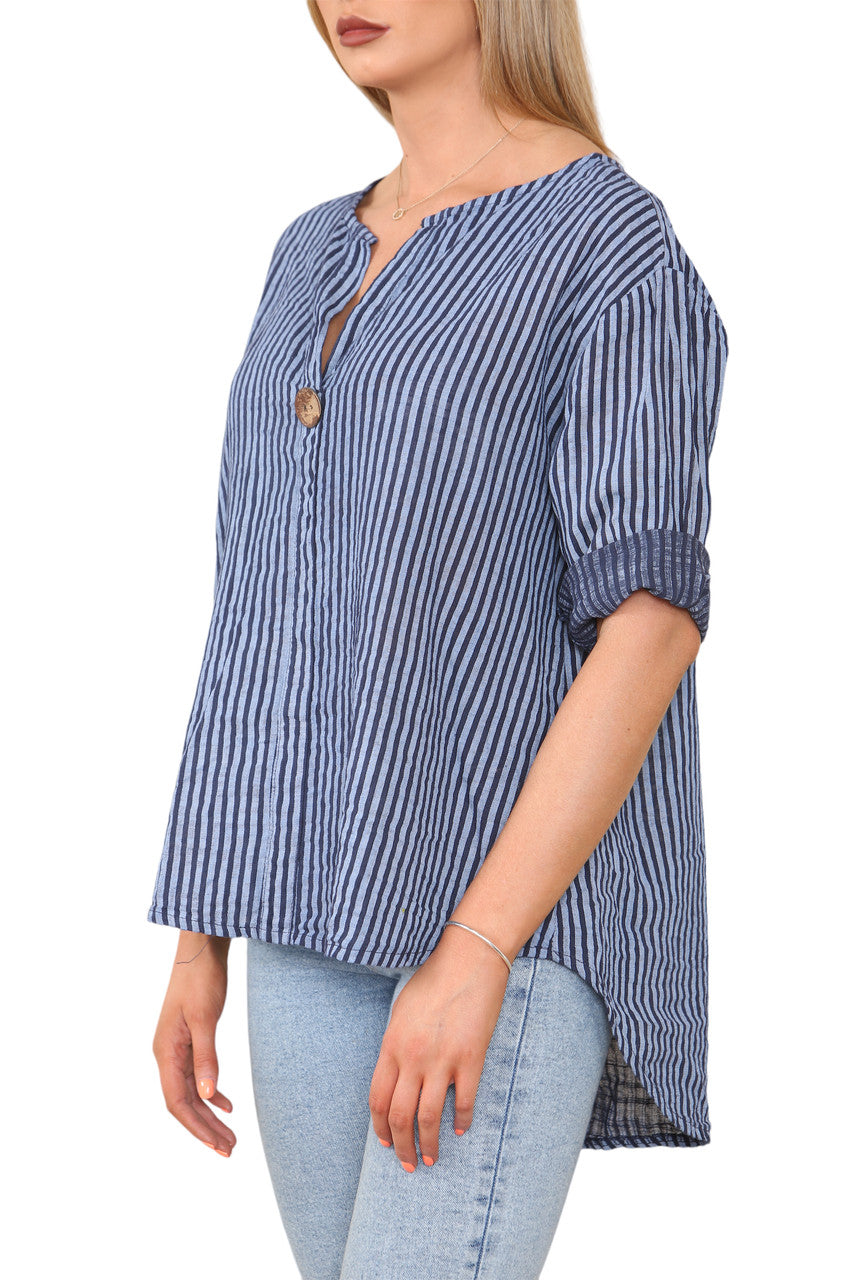 TOP MET GROOTVADERKRAAG EN KNOPENSLUITING MET STREEPJESPRINT MARINEBLAUW