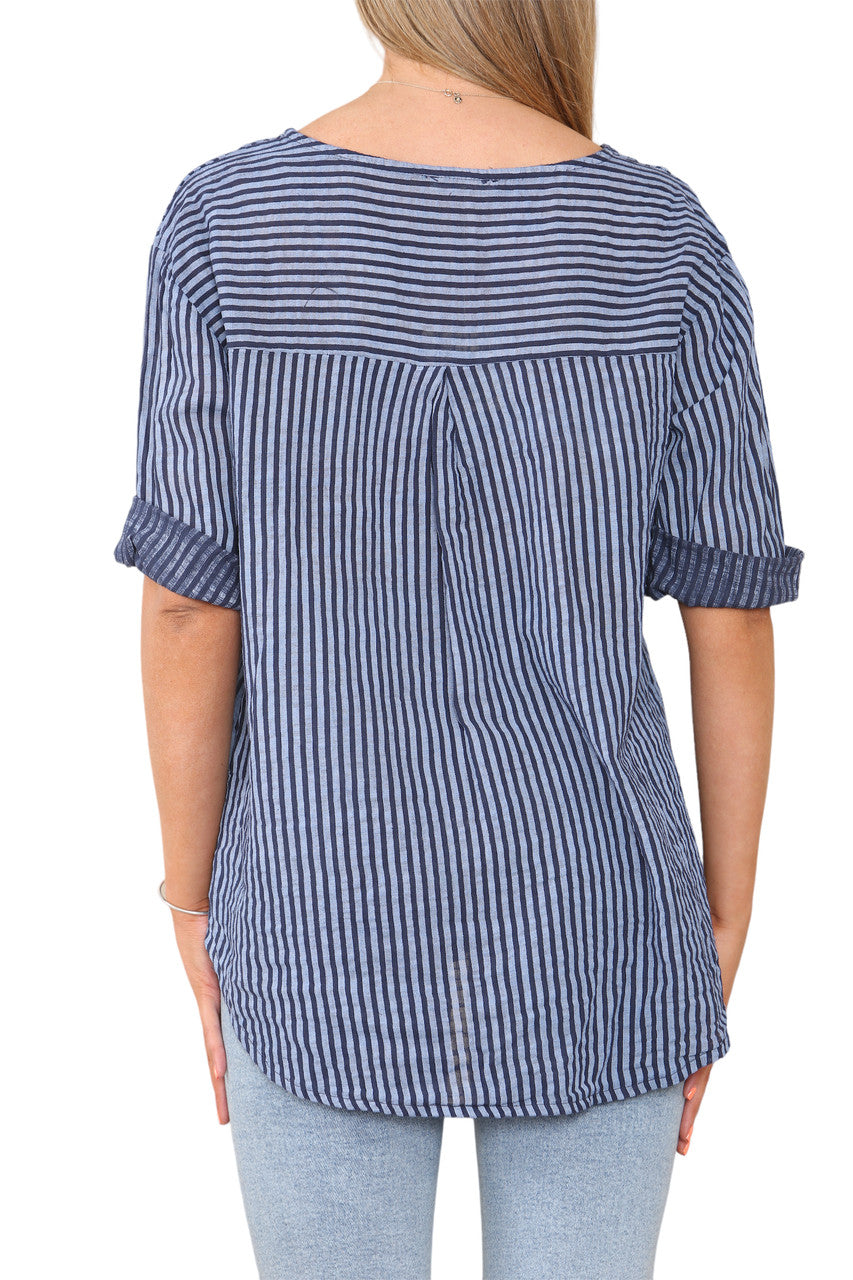 TOP MET GROOTVADERKRAAG EN KNOPENSLUITING MET STREEPJESPRINT MARINEBLAUW