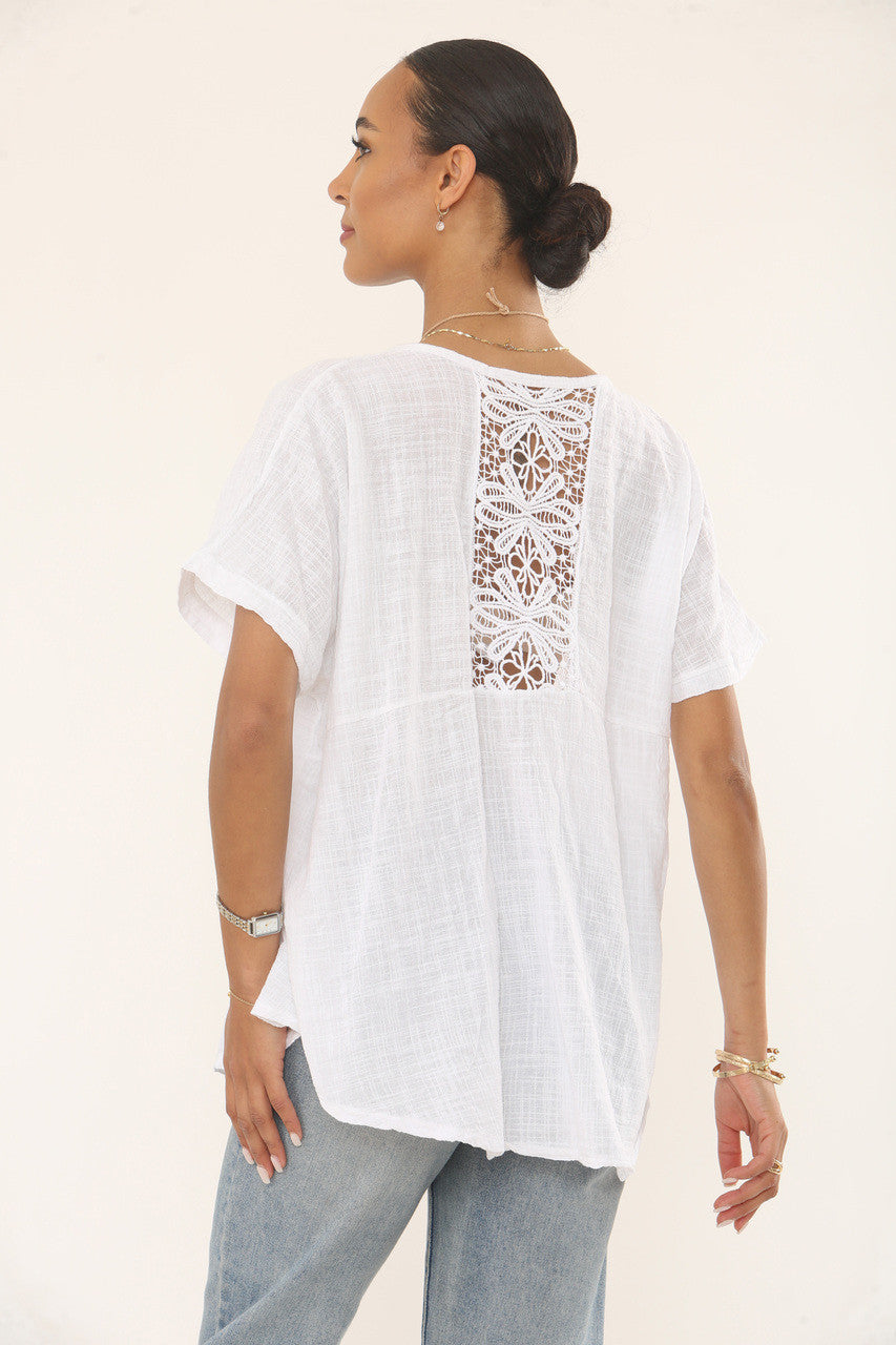GEHAAKTE TOP MET DETAIL OP DE RUG - WIT