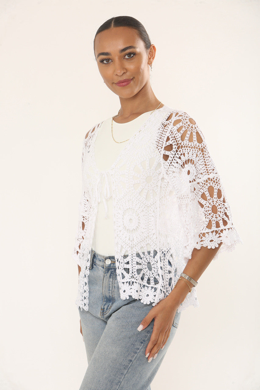 GEHAAKT VEST MET BLOEMEN- EN ZONNESTRAALMOTIEF - WIT