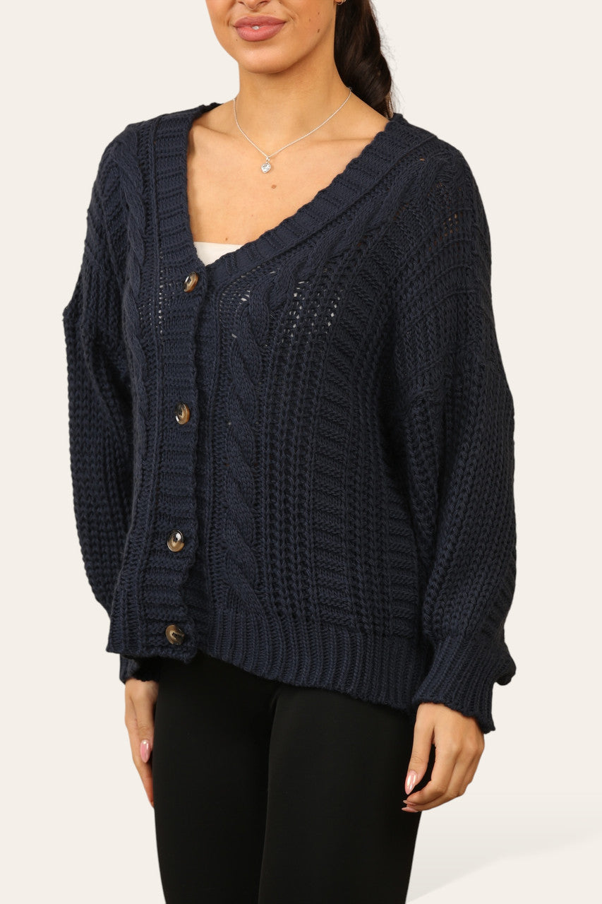 KABELGEBREID VEST MET KNOPEN MARINEBLAUW