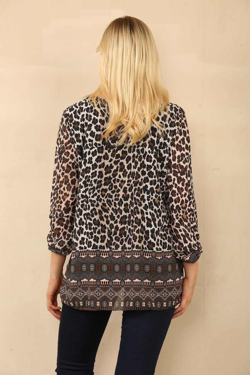 GEPLOOIDE BLOUSE MET LUI- EN TRIBALPRINT BRUIN