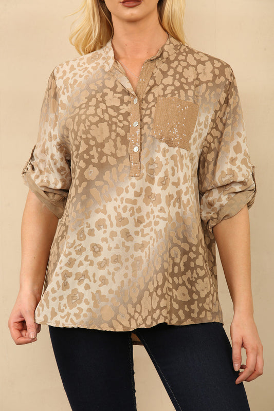 BLOUSE MET ABSTRACTE DIERENPRINT EN GRANDAD-KRAAG, TAN