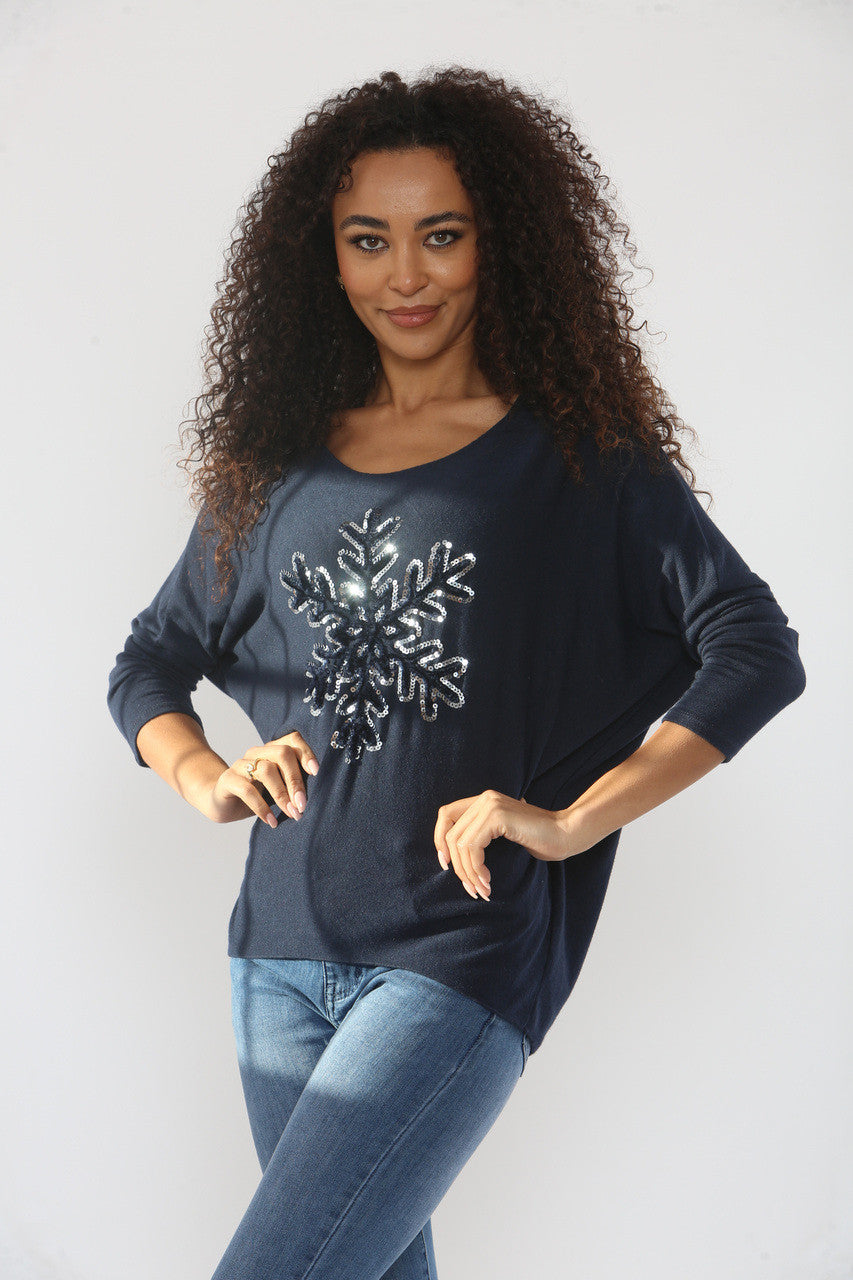 TRUI TOP MET FIJNE STEKEN, PAILLETTEN EN SNEEUWVLOKKEN PATROON MARINEBLAUW