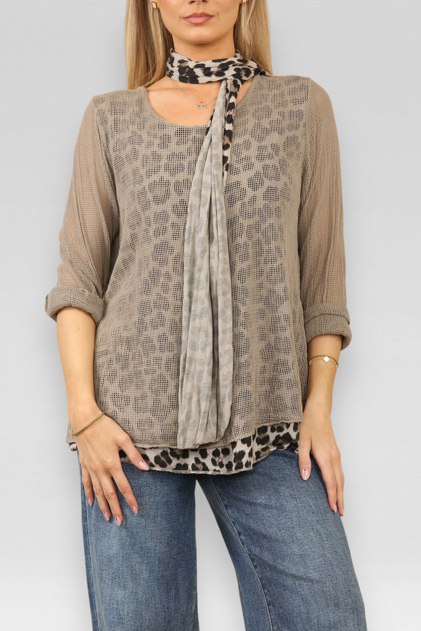 DUBBELE LAAG MESH TOP MET LUIPAARDPRINT EN SJAAL TAUPE