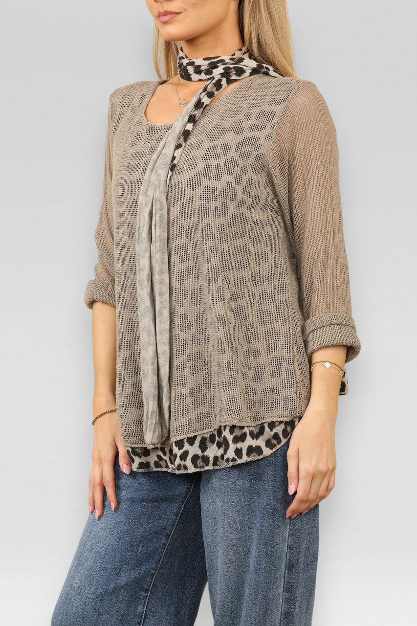 DUBBELE LAAG MESH TOP MET LUIPAARDPRINT EN SJAAL TAUPE