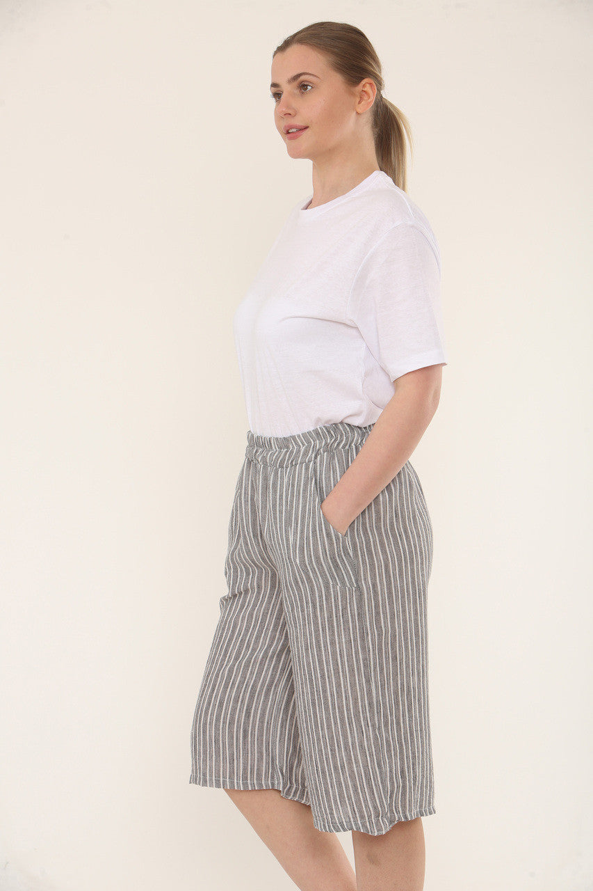 BERMUDA SHORTS MET STREEPJESPATROON - HOUTSKOOL