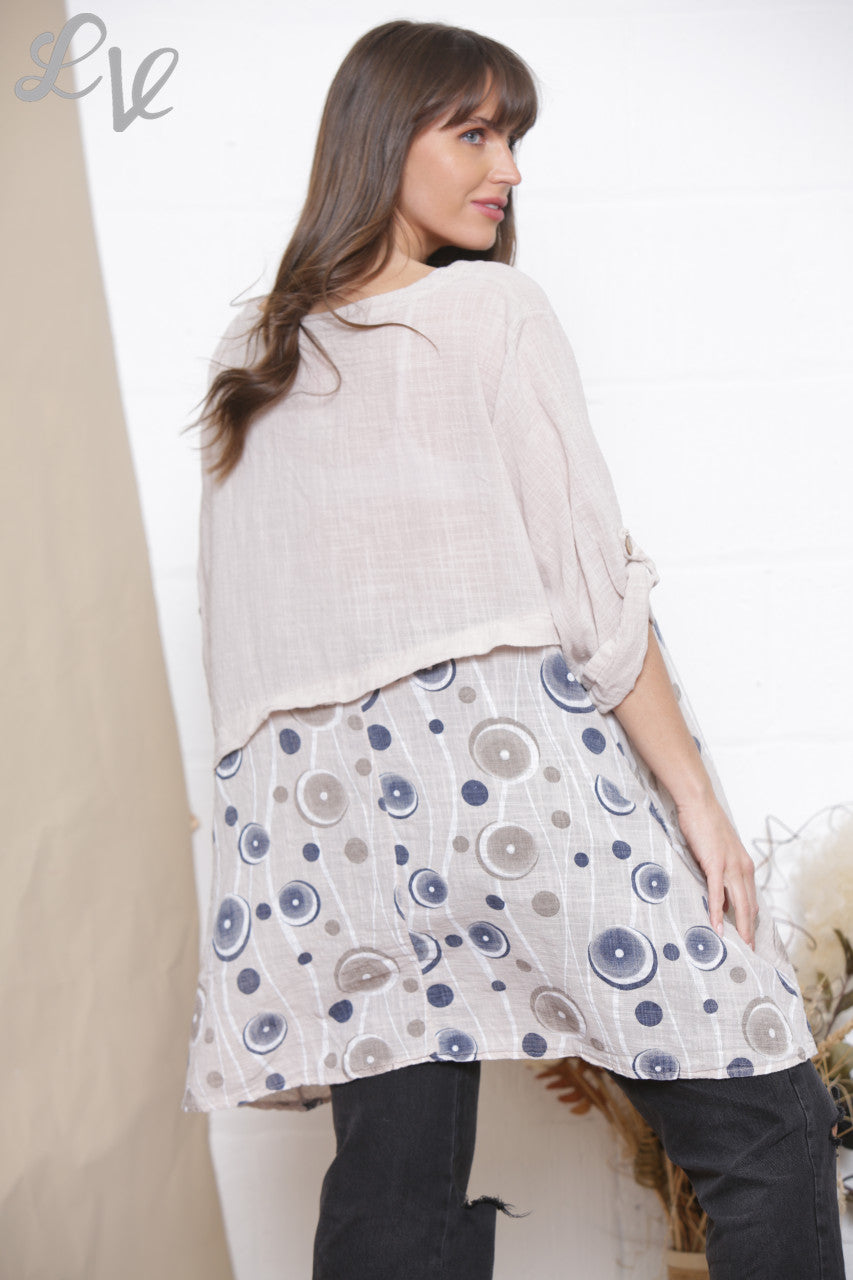 Dames top met halve cirkelprint en knoopdetails steenkleurig