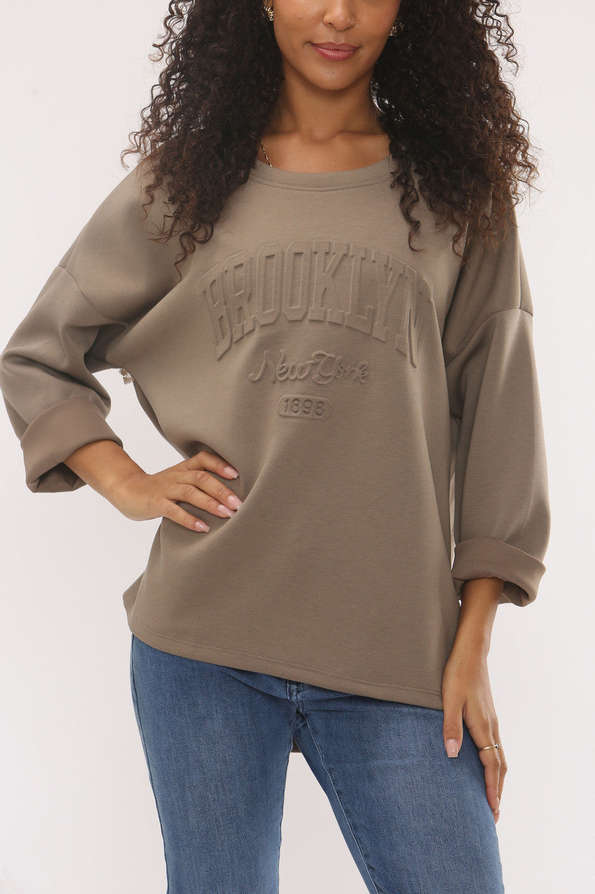 SWEATSHIRT MET RELIËFOPDRUK BROOKLYN NYC SOFT TOUCH - TAUPE