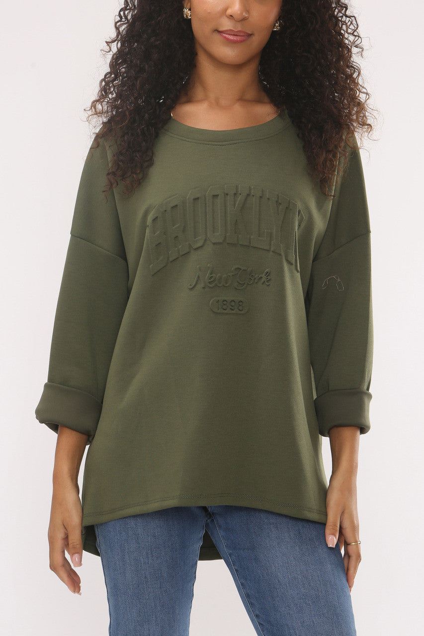 SWEATER MET OPGEDRUKTE LETTERS BROOKLYN NYC – KHAKI