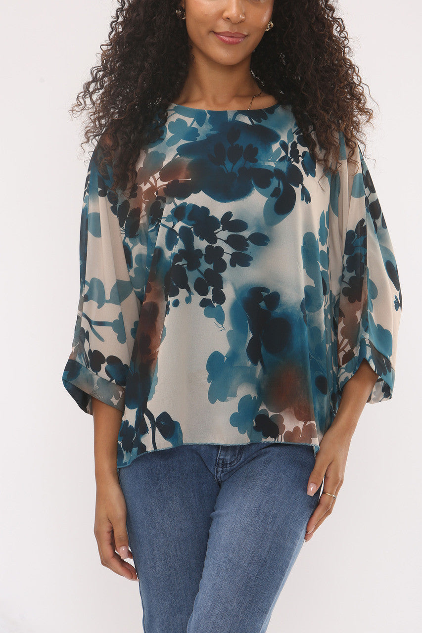 BLOUSE MET ABSTRACTE BLADERENSILHOUET AFDRUK TEAL