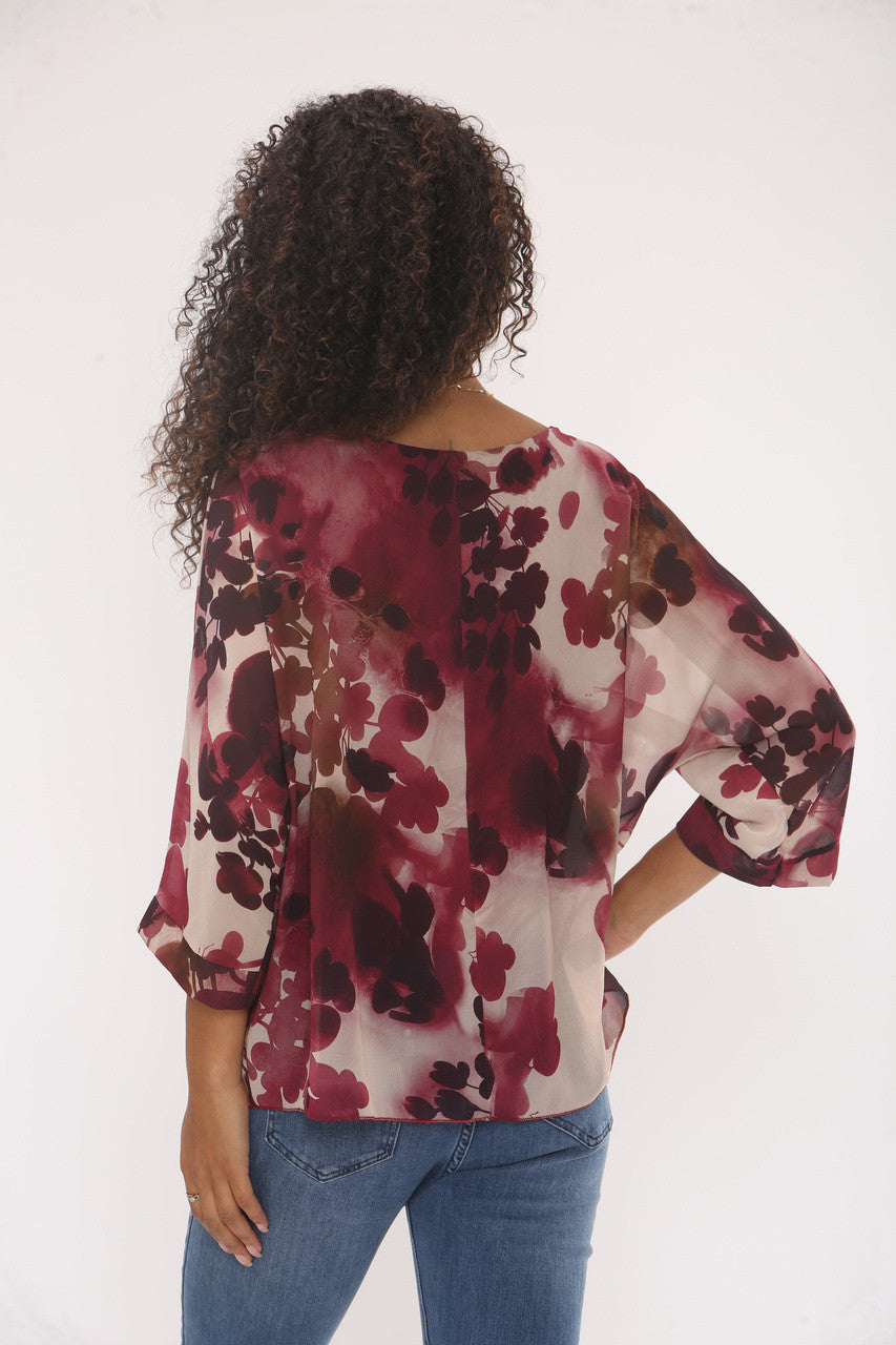 BLOUSE MET ABSTRACTE BLAD SILHOUET EN FRAMBOZENKLEURIGE PRINT