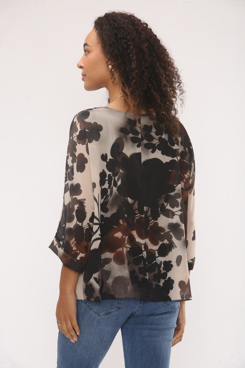BLOUSE MET ABSTRACTE BLADERENSILHOUET AFDRUK ZWART