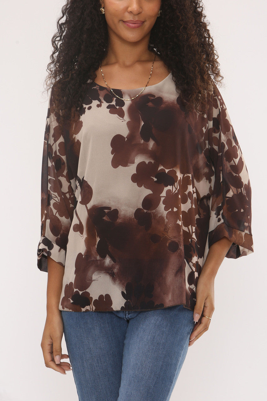BLOUSE MET ABSTRACTE BLAD SILHOUET AFDRUK BRUIN