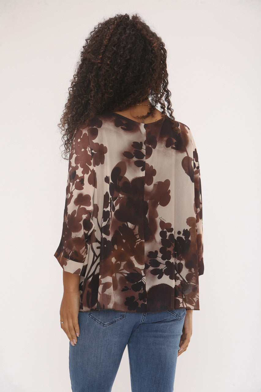 BLOUSE MET ABSTRACTE BLAD SILHOUET AFDRUK BRUIN