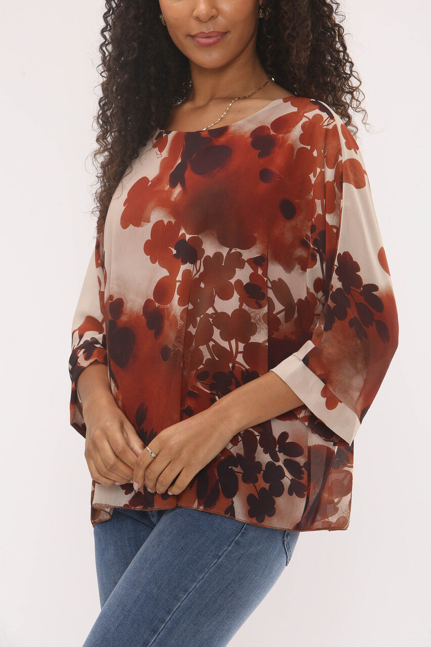 BLOUSE MET ABSTRACTE BLAD SILHOUET AFDRUK ROEST