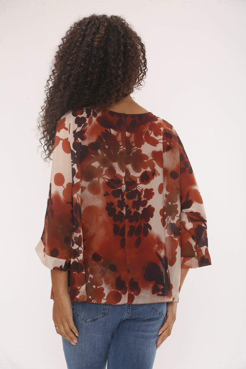 BLOUSE MET ABSTRACTE BLAD SILHOUET AFDRUK ROEST