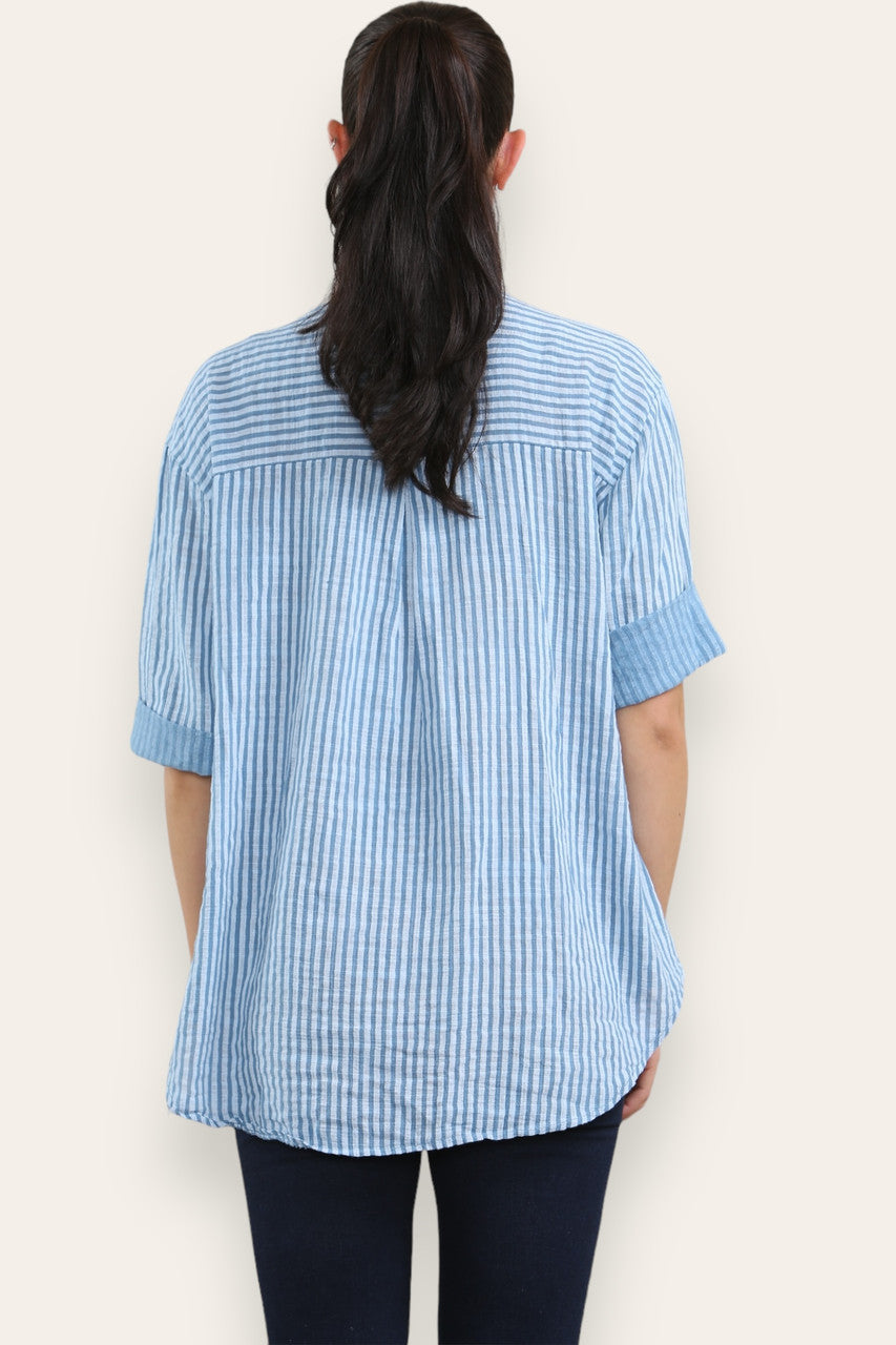 TOP MET STREEPJES EN GRANDAD KRAAG EN KNOPEN DENIM