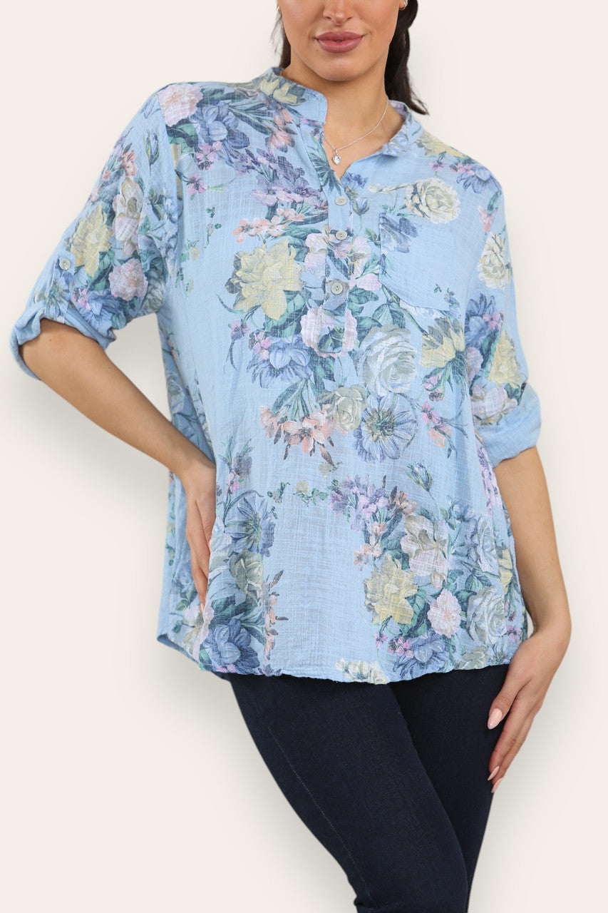 BLOUSE MET BLOEMENBOEKETPRINT EN GROOTVADERKRAAG LICHTBLAUW