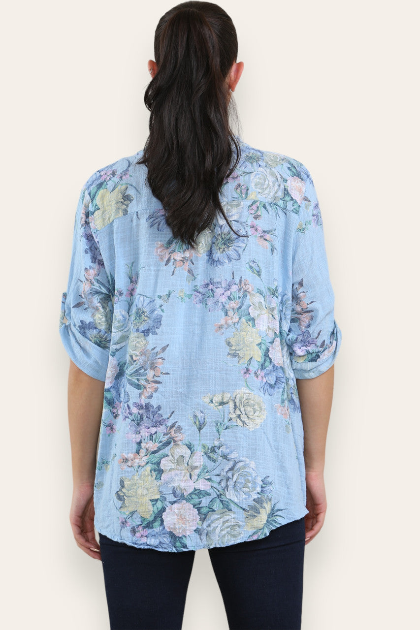 BLOUSE MET BLOEMENBOEKETPRINT EN GROOTVADERKRAAG LICHTBLAUW