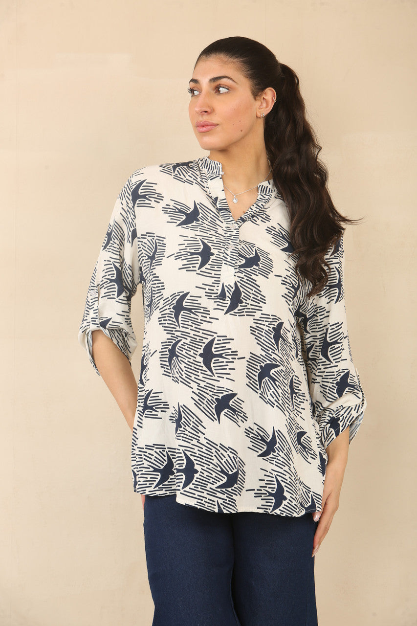 BLOUSE MET VOGELZWERN-PRINT - MARINEBLAUW