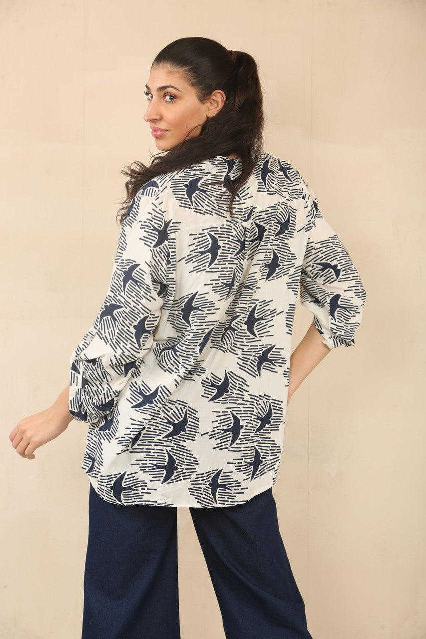 BLOUSE MET VOGELZWERN-PRINT - MARINEBLAUW