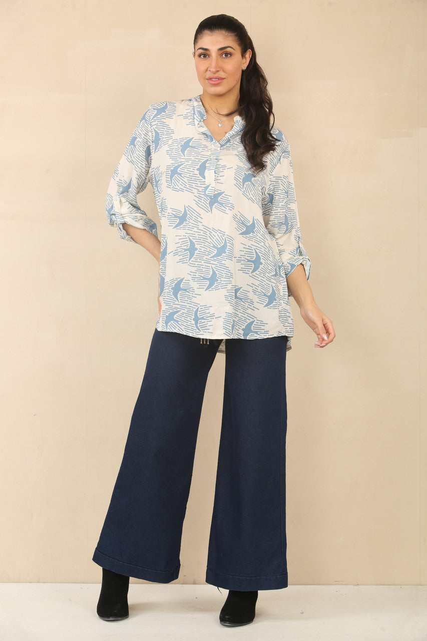 BLOUSE MET VOGELZWERN-PRINT - HEMELSBLAUW