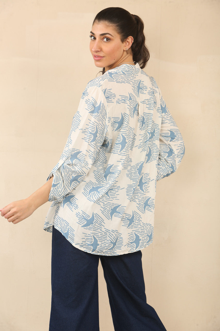 BLOUSE MET VOGELZWERN-PRINT - HEMELSBLAUW