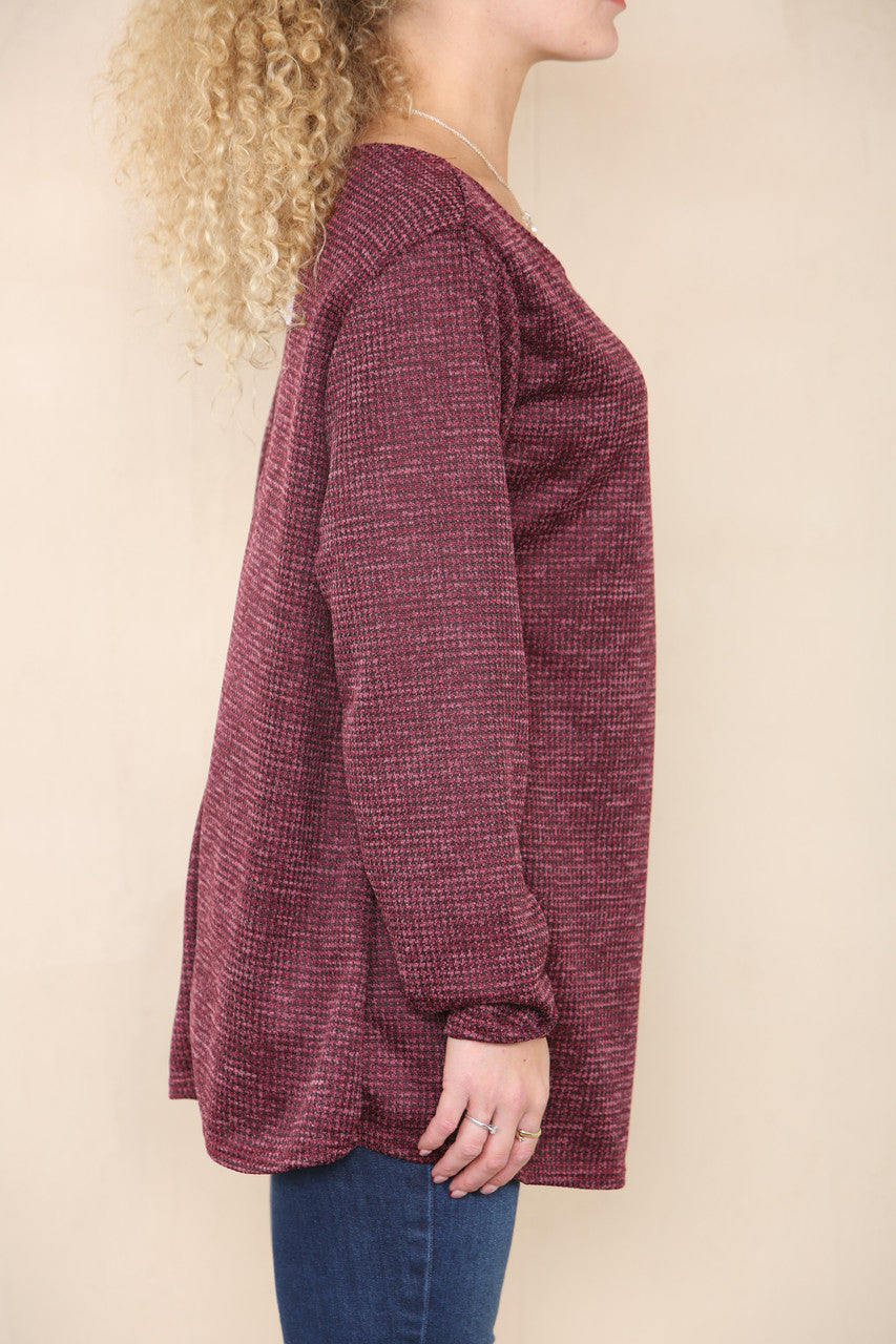 DOGTOOTH PRINT TOP BURGUNDY