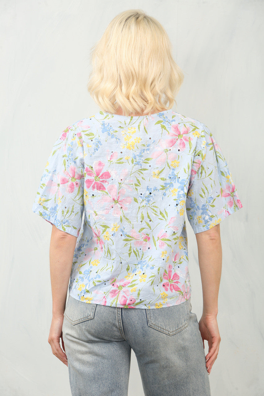 BRODERIE ANGLAISE BLOUSE TOP MET DITSY BLOEMENPRINT - LICHTBLAUW