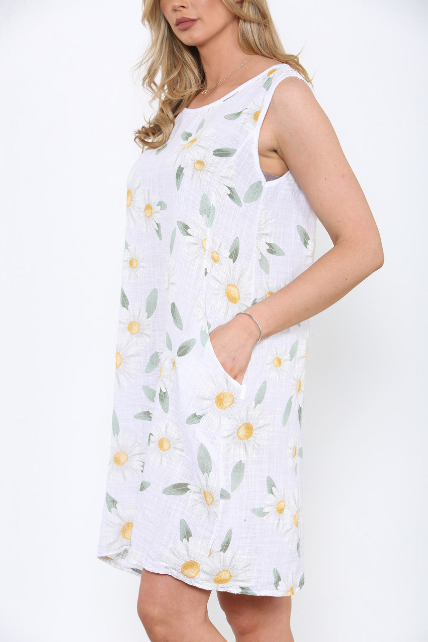 Dames mouwloze pinafore jurk met madeliefjesprint wit