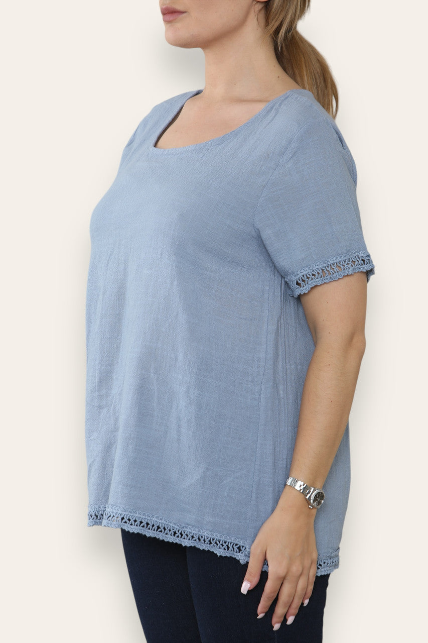 GEHAAKTE AFWERKING DETAIL TOP DENIM
