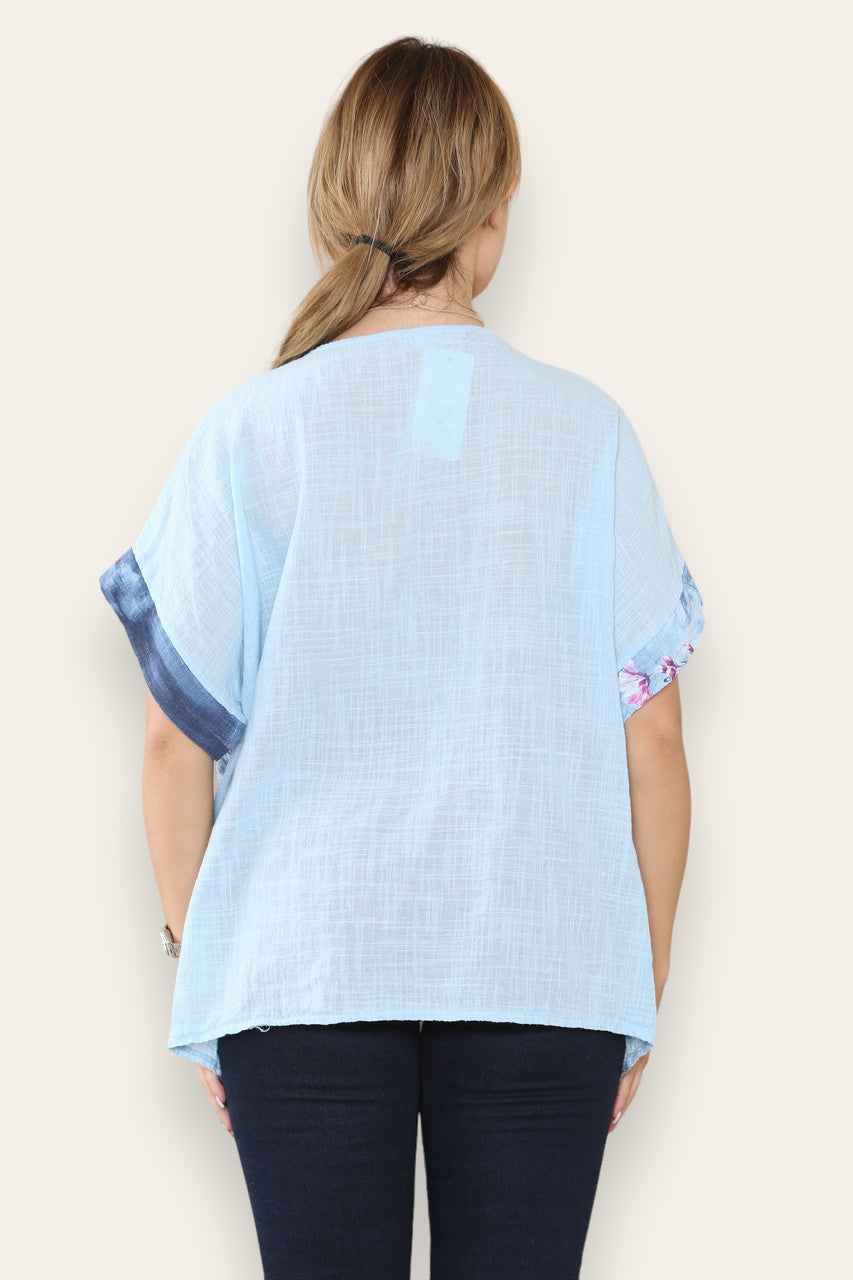 BLOSSOM FLORALE RANDPRINT TOP HEMELSBLAUW