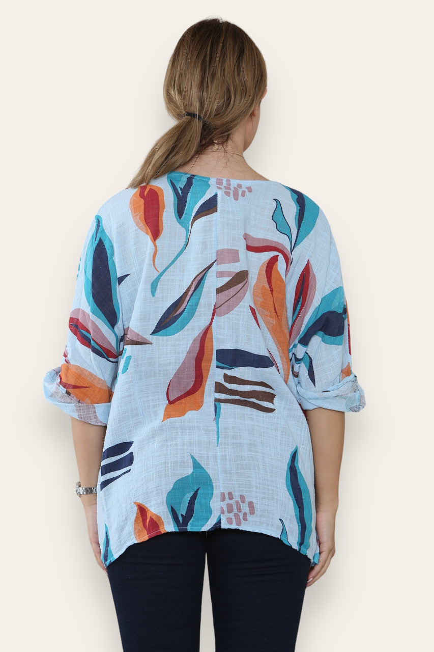 TOP MET PRINT VAN ABSTRACTE BLADEREN LUCHTBLAUW
