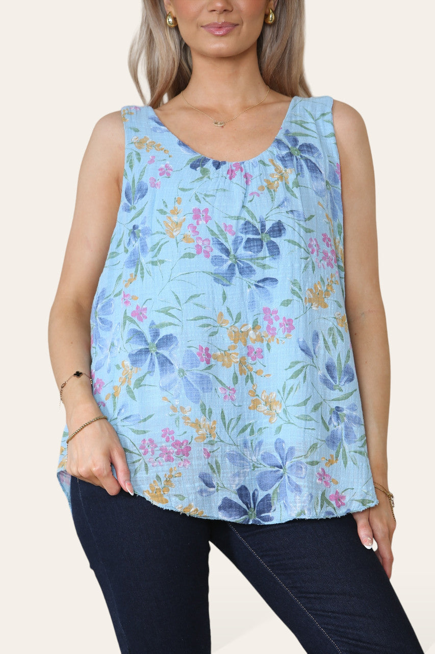 Kopie van FLORAL DITSY PRINT MOUWLOZE TOP LICHTBLAUW