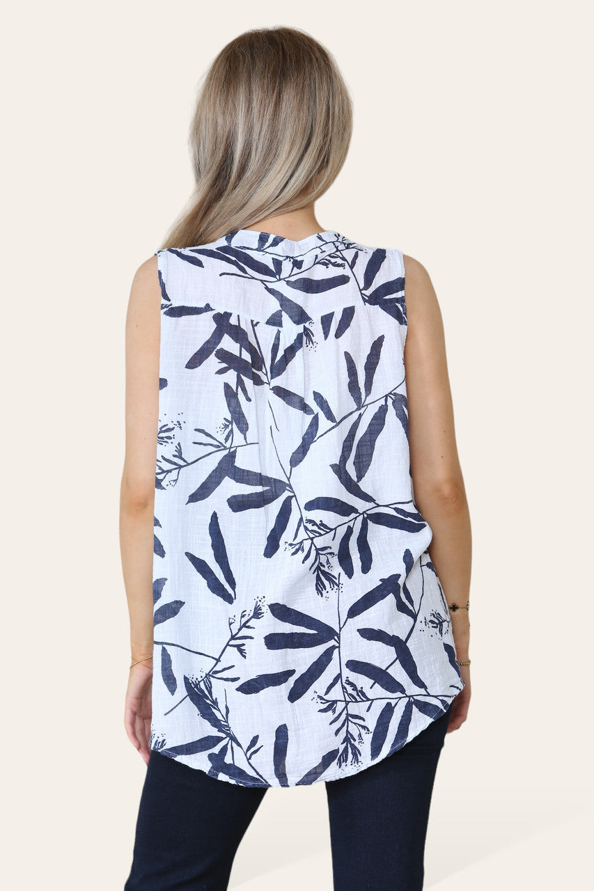 BLOUSE ZONDER MOUWEN MET GRANDAD-KRAAG EN BLADSCHADUWPRINT WIT